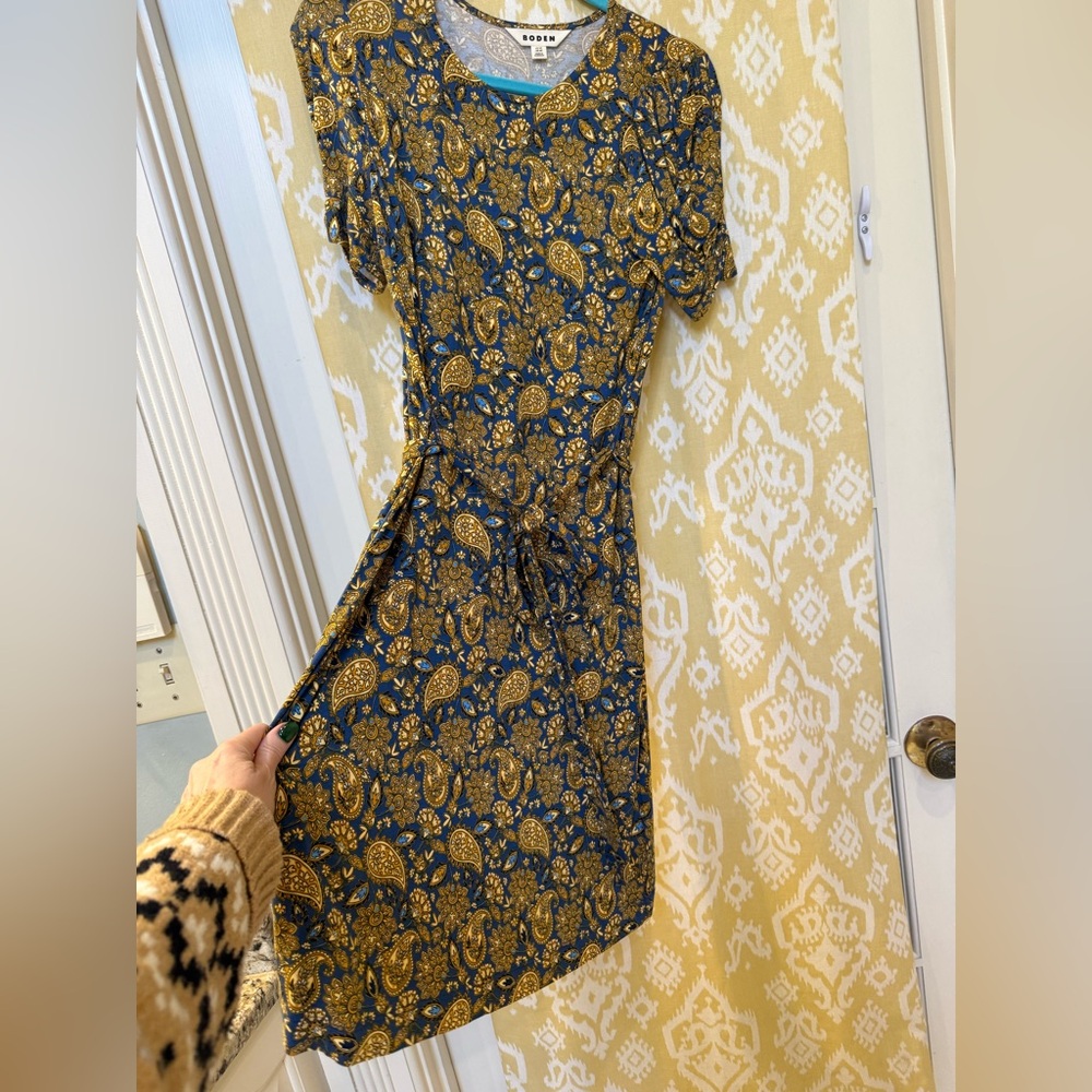 Boden Short Sleeve Dress in Navy and Gold Paisley